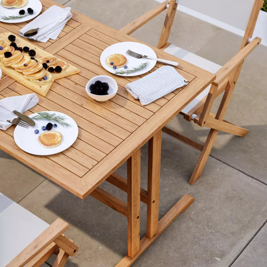 Set pranzo tavolo 125x80 cm e quattro poltrone pieghevoli in textilene bianco e legno di acacia