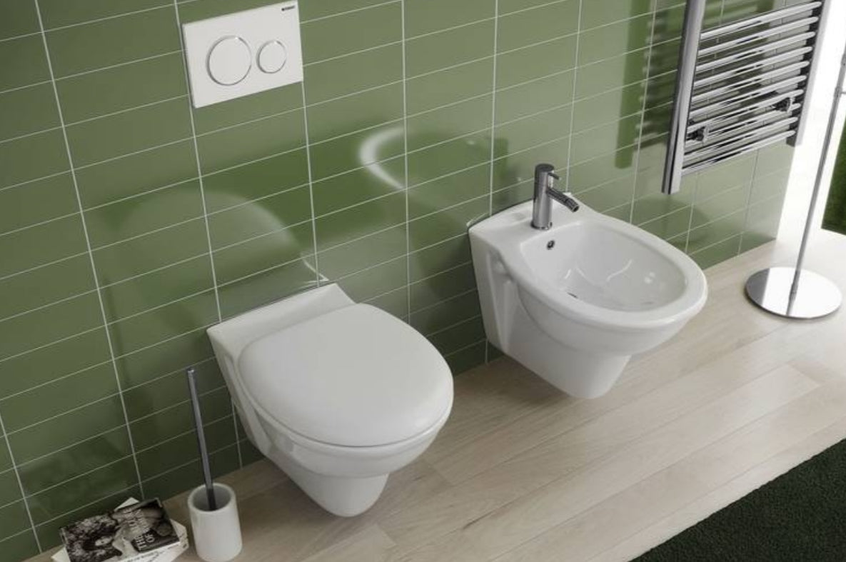 Sanitari sospesi in ceramica con sedile copri wc standard arredo moderno