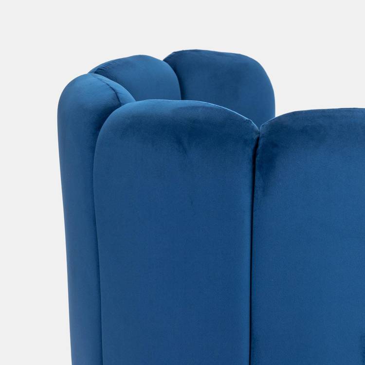 Poltrona in velluto blu con base dorata